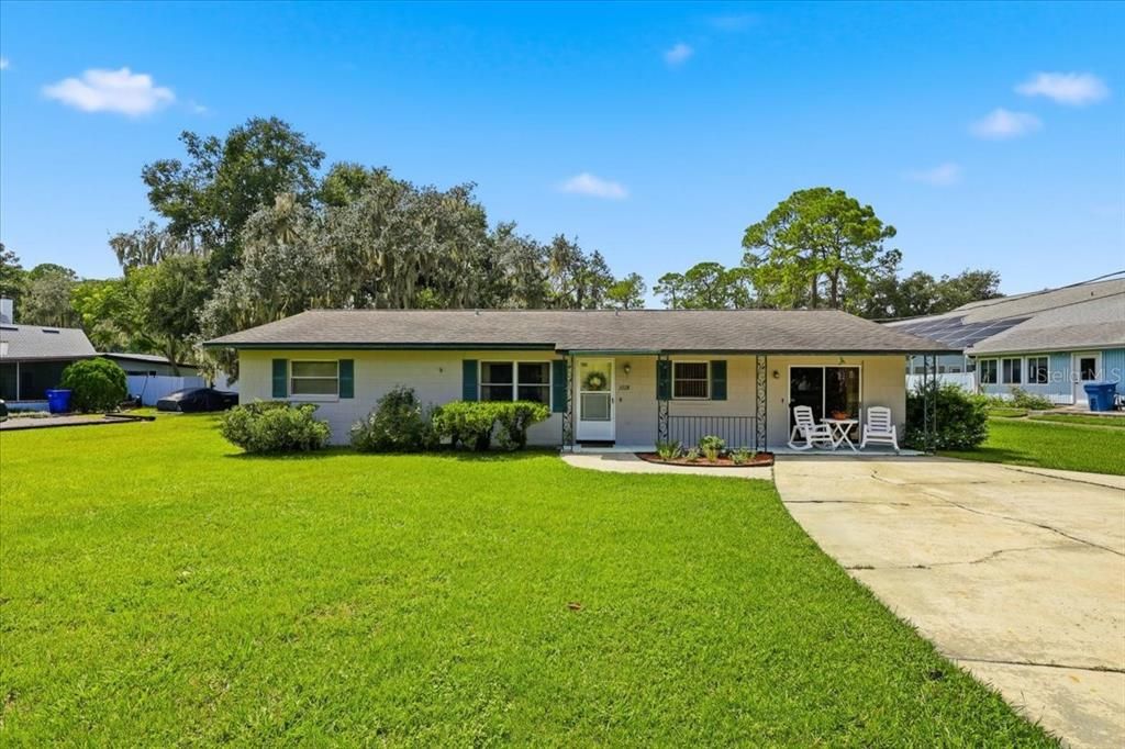 For Sale: $329,900 (2 beds, 1 baths, 1210 Square Feet)
