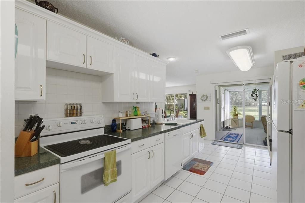 For Sale: $329,900 (2 beds, 1 baths, 1210 Square Feet)