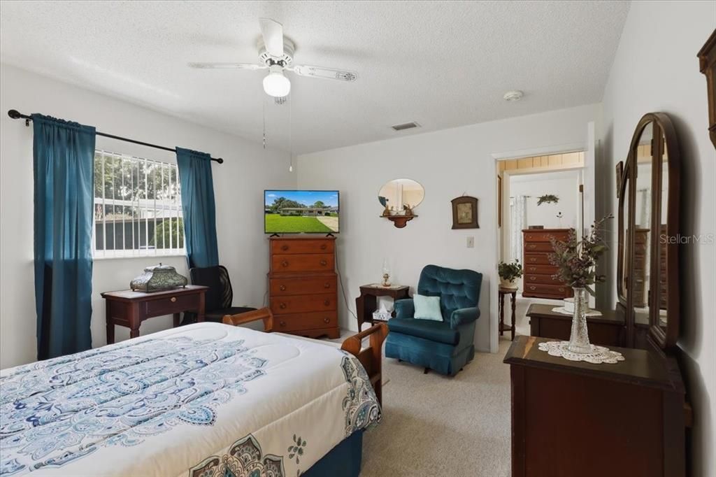 For Sale: $329,900 (2 beds, 1 baths, 1210 Square Feet)