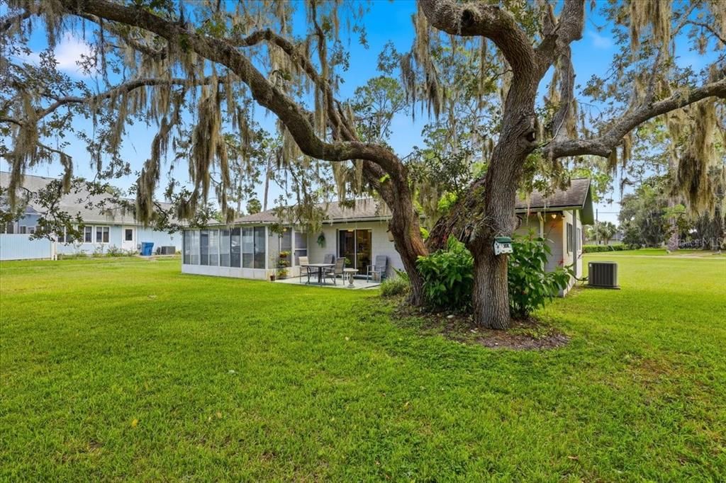For Sale: $329,900 (2 beds, 1 baths, 1210 Square Feet)