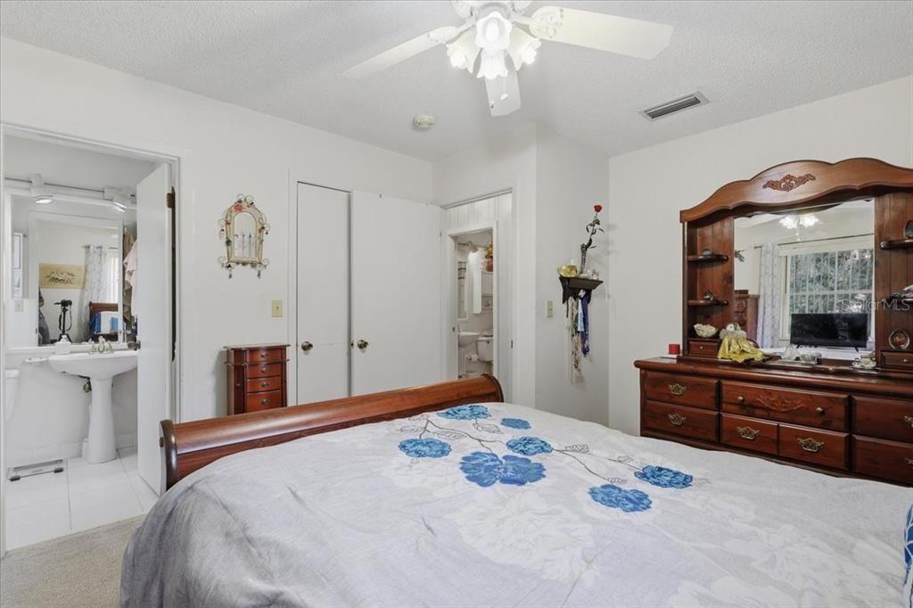 For Sale: $329,900 (2 beds, 1 baths, 1210 Square Feet)