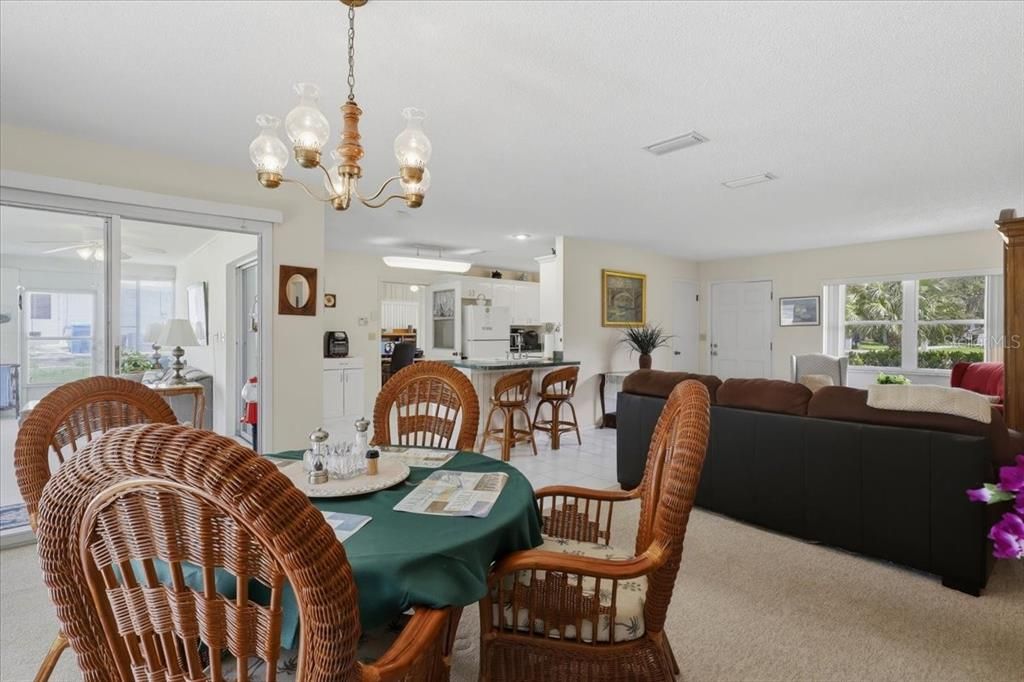 For Sale: $329,900 (2 beds, 1 baths, 1210 Square Feet)