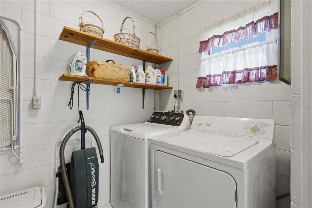 For Sale: $329,900 (2 beds, 1 baths, 1210 Square Feet)