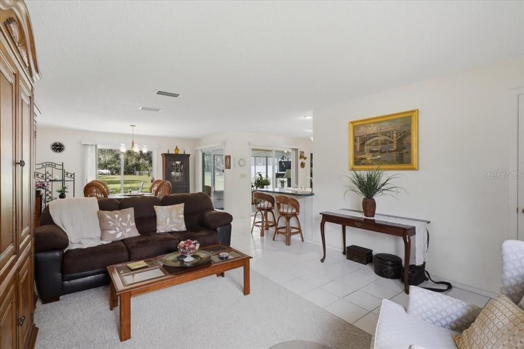 For Sale: $329,900 (2 beds, 1 baths, 1210 Square Feet)