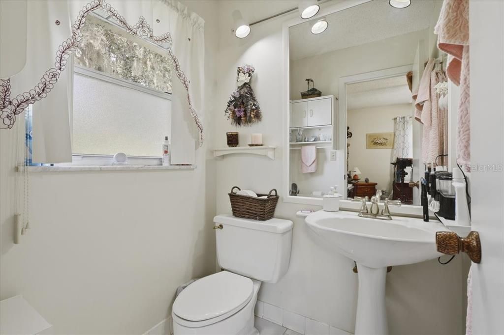 For Sale: $329,900 (2 beds, 1 baths, 1210 Square Feet)