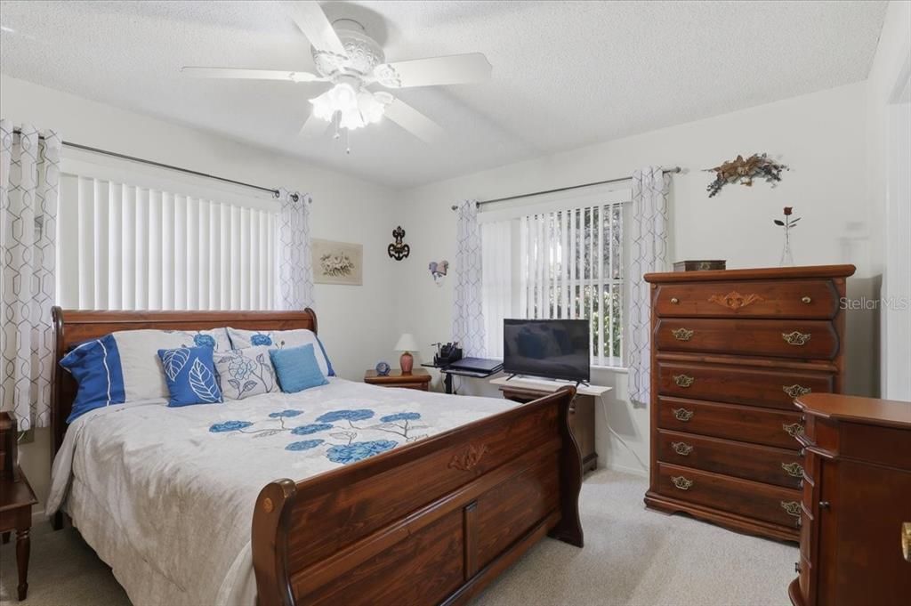 For Sale: $329,900 (2 beds, 1 baths, 1210 Square Feet)