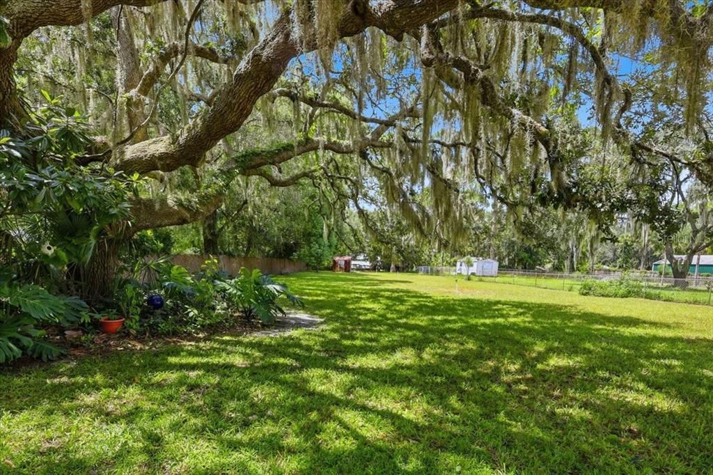 For Sale: $329,900 (2 beds, 1 baths, 1210 Square Feet)