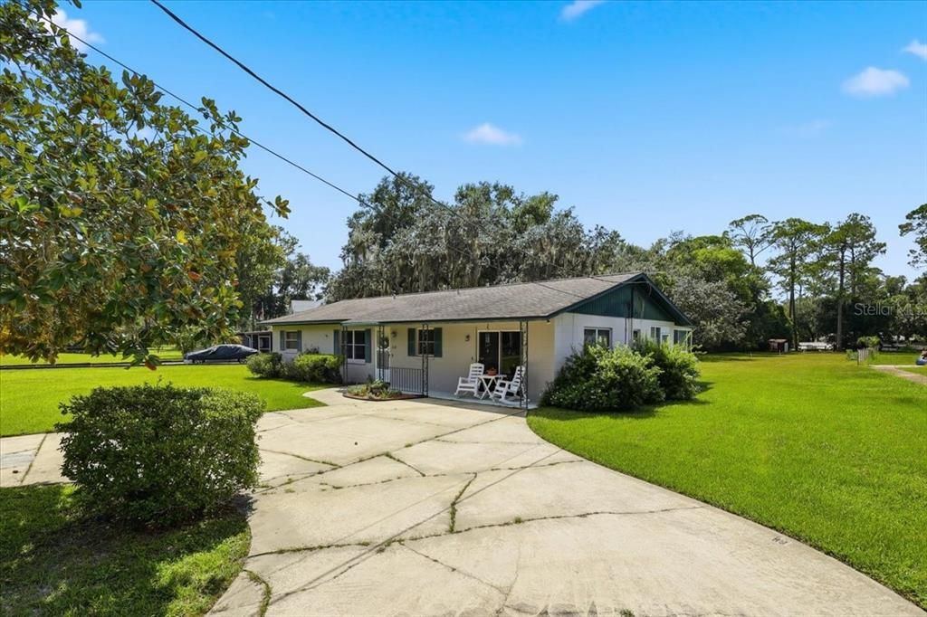 For Sale: $329,900 (2 beds, 1 baths, 1210 Square Feet)