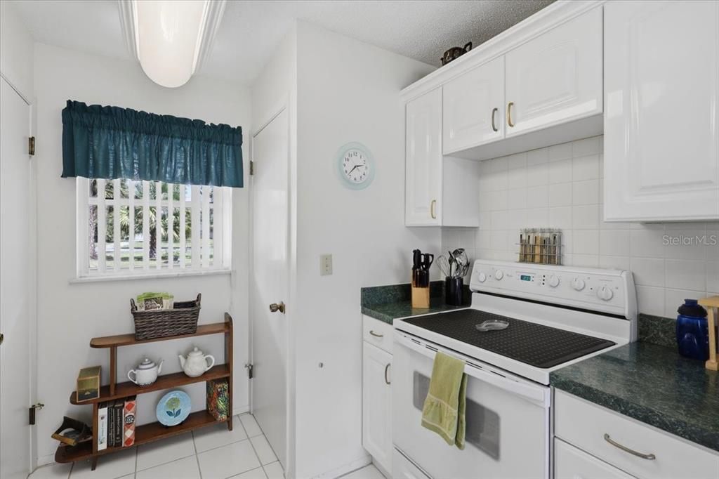 For Sale: $329,900 (2 beds, 1 baths, 1210 Square Feet)
