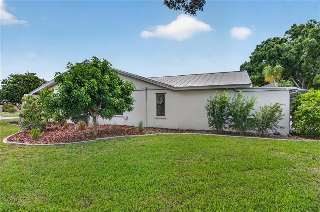 For Sale: $1,200,000 (4 beds, 2 baths, 3154 Square Feet)