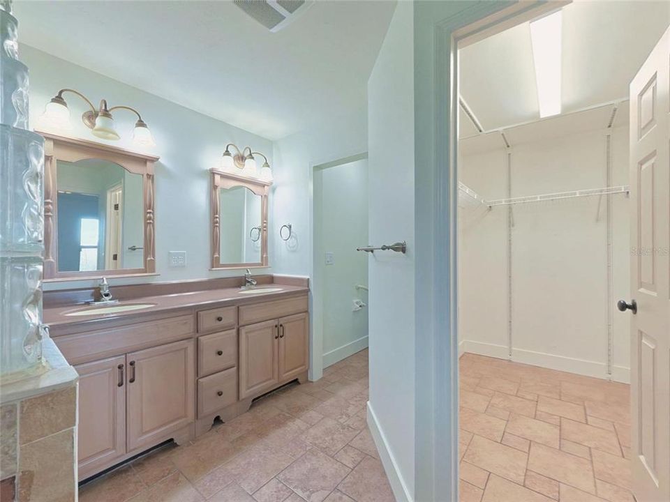 For Sale: $445,000 (3 beds, 2 baths, 1711 Square Feet)