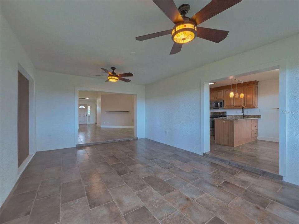 For Sale: $445,000 (3 beds, 2 baths, 1711 Square Feet)