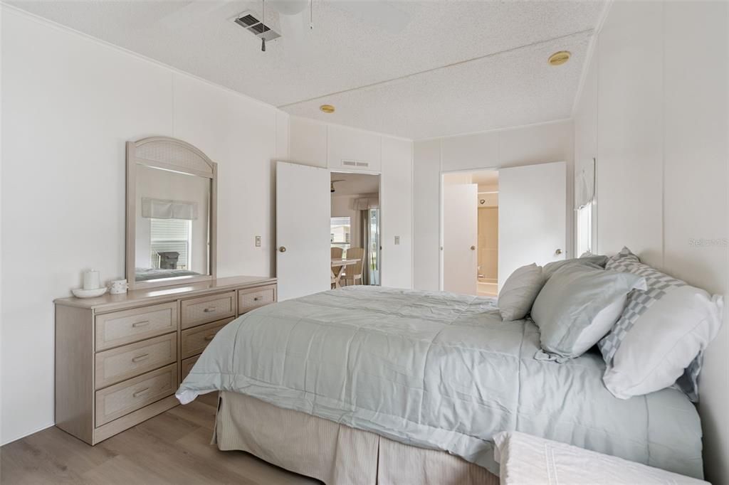 For Sale: $170,000 (2 beds, 2 baths, 1080 Square Feet)