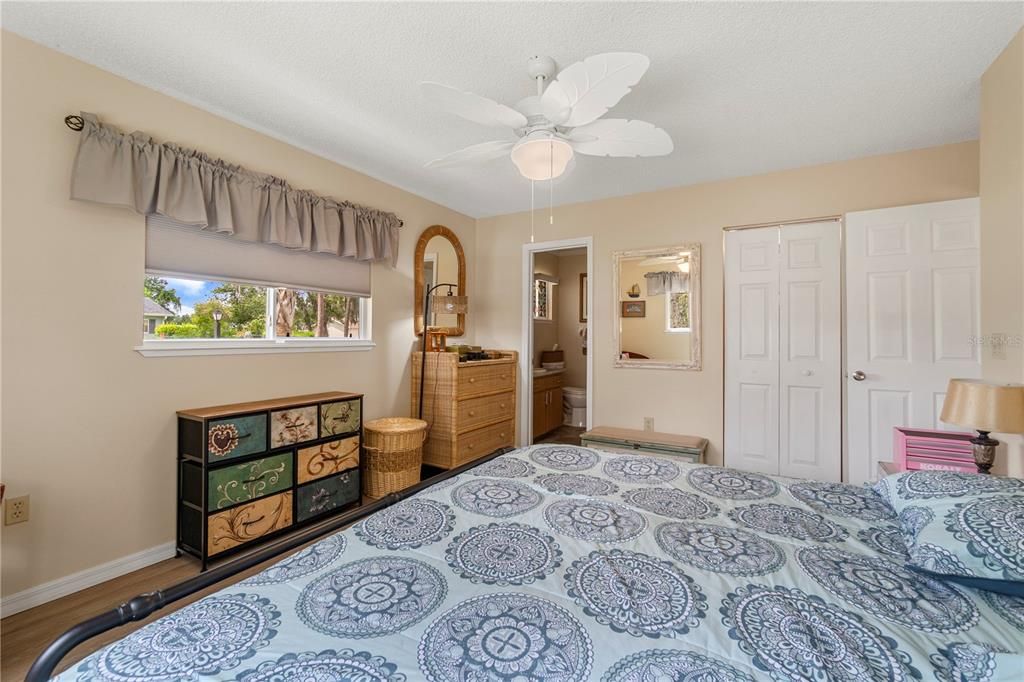 For Sale: $205,999 (2 beds, 2 baths, 1250 Square Feet)