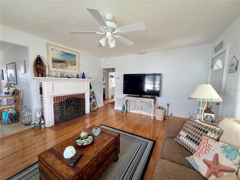 For Rent: $2,500 (3 beds, 2 baths, 1020 Square Feet)
