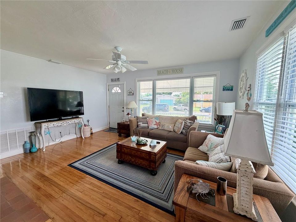For Rent: $2,500 (3 beds, 2 baths, 1020 Square Feet)