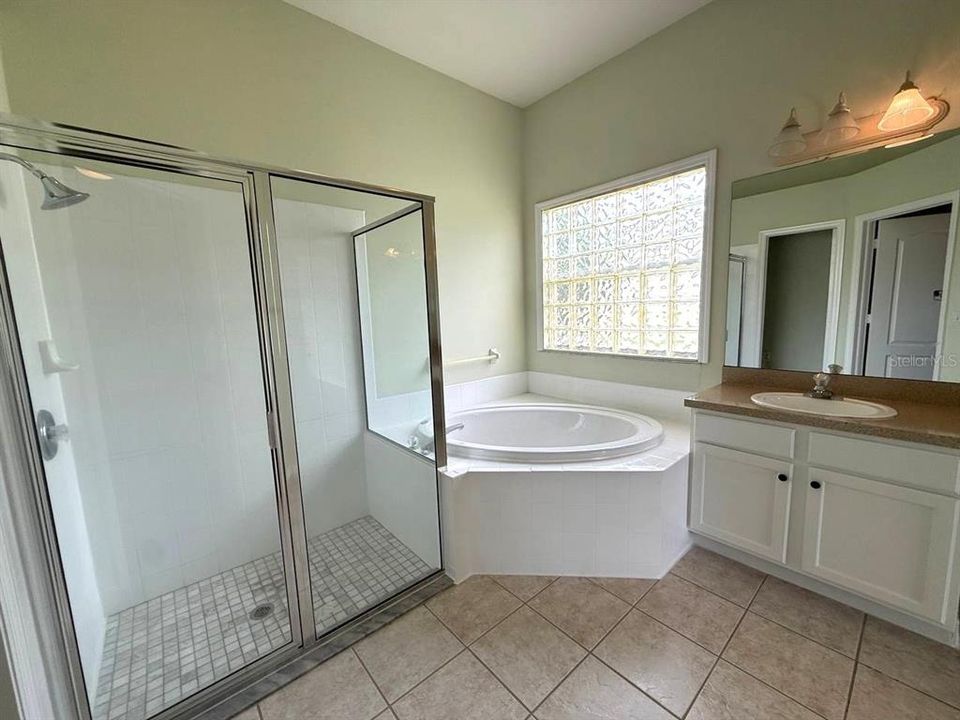 For Rent: $2,200 (4 beds, 2 baths, 2114 Square Feet)