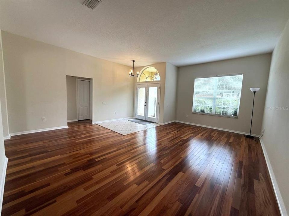 For Rent: $2,200 (4 beds, 2 baths, 2114 Square Feet)