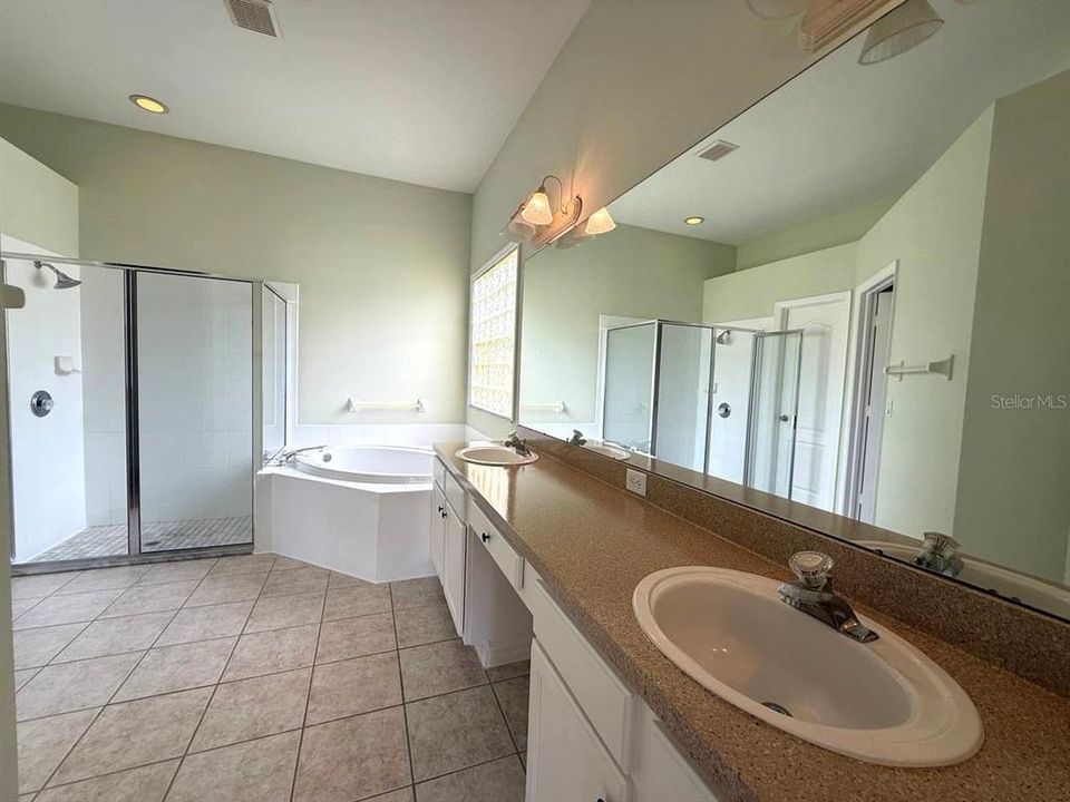 For Rent: $2,200 (4 beds, 2 baths, 2114 Square Feet)