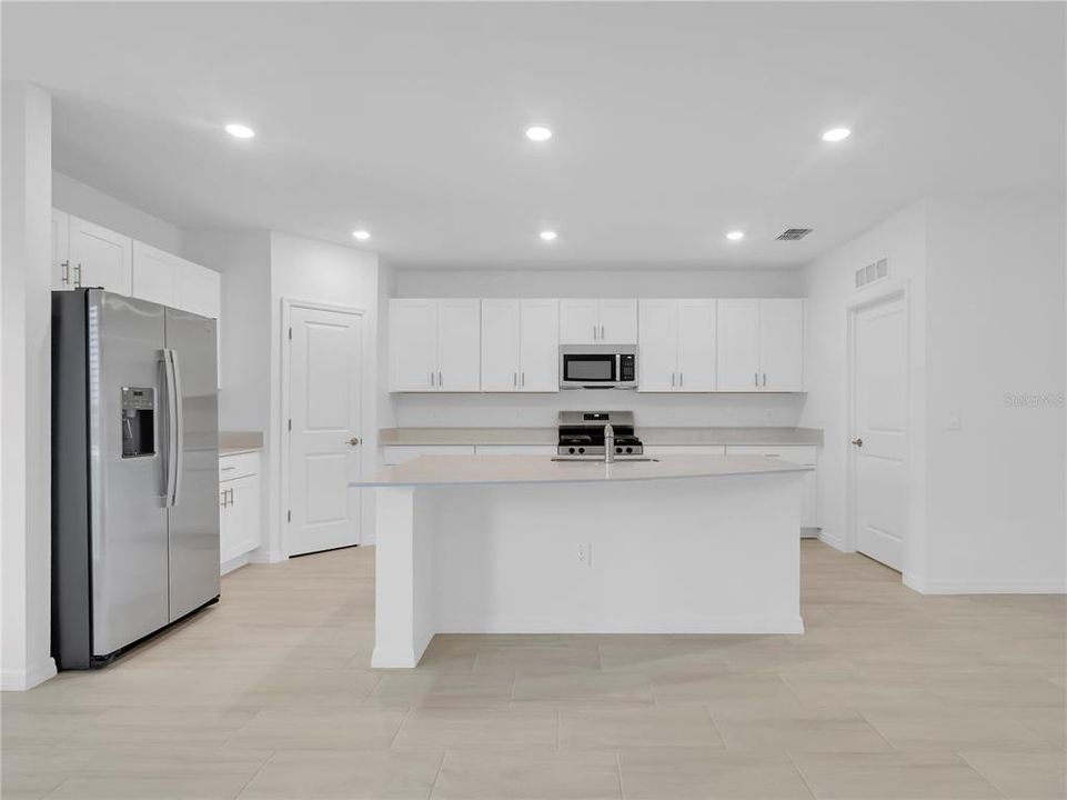 For Rent: $3,100 (5 beds, 2 baths, 2215 Square Feet)