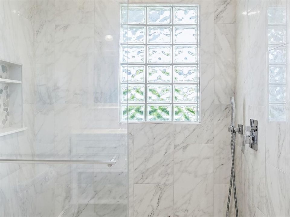 For Sale: $289,900 (2 beds, 2 baths, 1101 Square Feet)