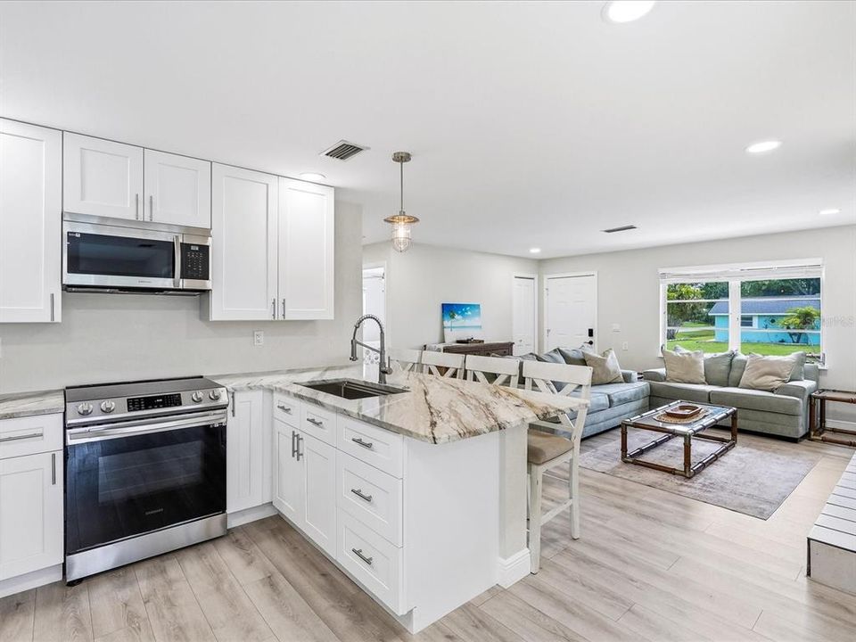 For Sale: $289,900 (2 beds, 2 baths, 1101 Square Feet)