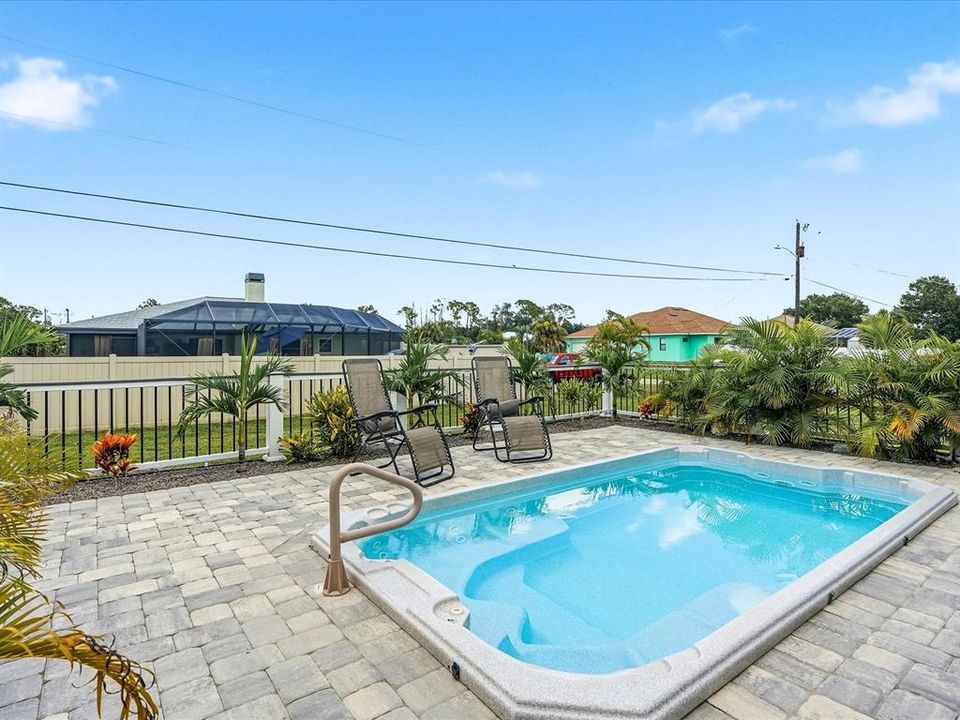 For Sale: $289,900 (2 beds, 2 baths, 1101 Square Feet)