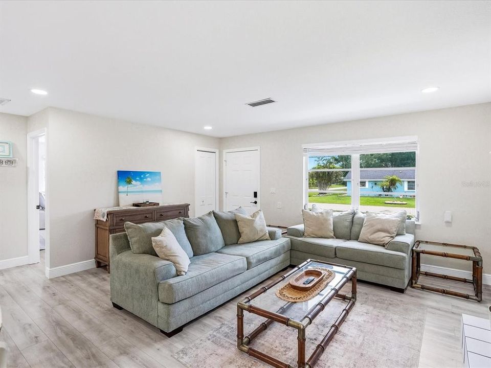 For Sale: $289,900 (2 beds, 2 baths, 1101 Square Feet)