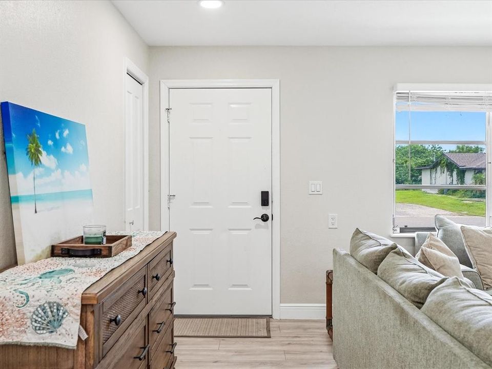 For Sale: $289,900 (2 beds, 2 baths, 1101 Square Feet)