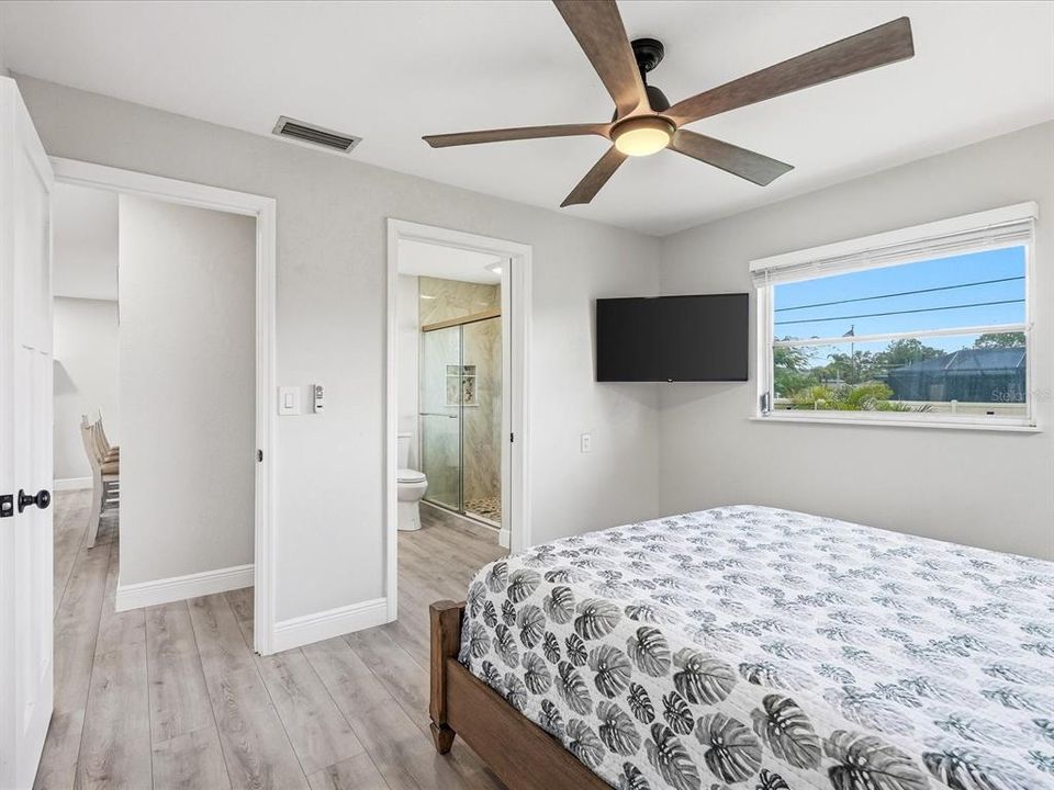 For Sale: $289,900 (2 beds, 2 baths, 1101 Square Feet)