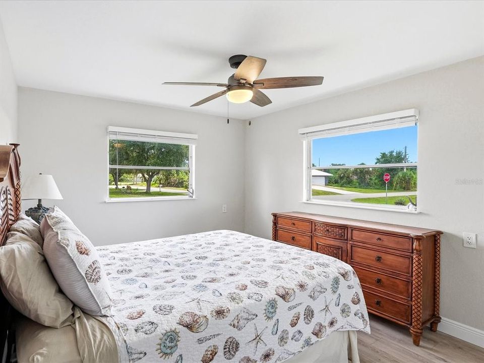 For Sale: $289,900 (2 beds, 2 baths, 1101 Square Feet)
