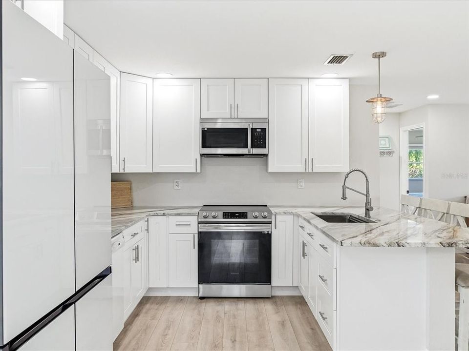 For Sale: $289,900 (2 beds, 2 baths, 1101 Square Feet)