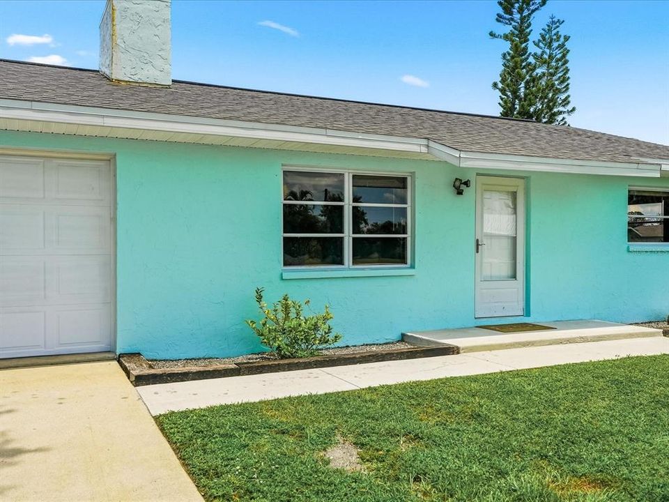 For Sale: $289,900 (2 beds, 2 baths, 1101 Square Feet)
