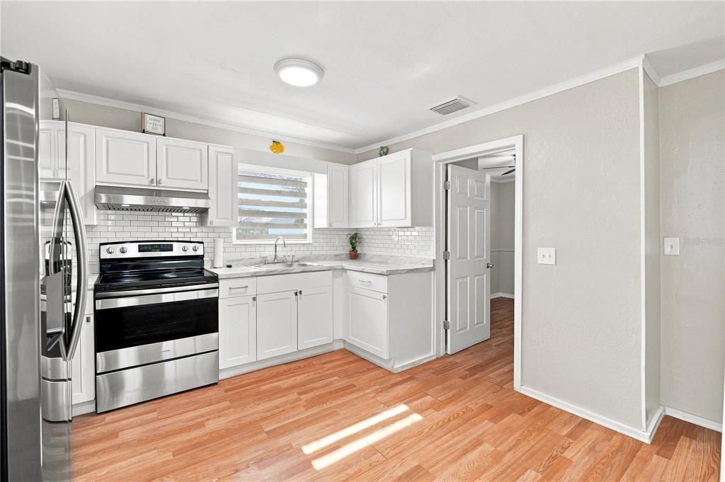For Sale: $329,000 (3 beds, 1 baths, 852 Square Feet)