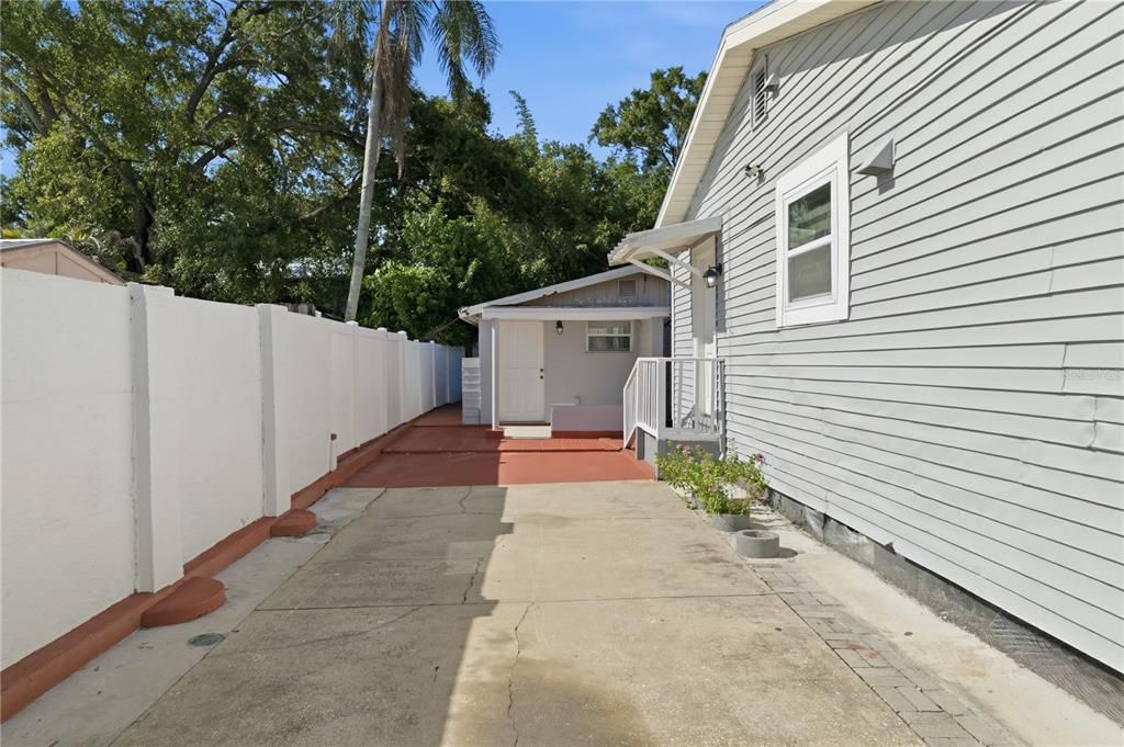 For Sale: $329,000 (3 beds, 1 baths, 852 Square Feet)
