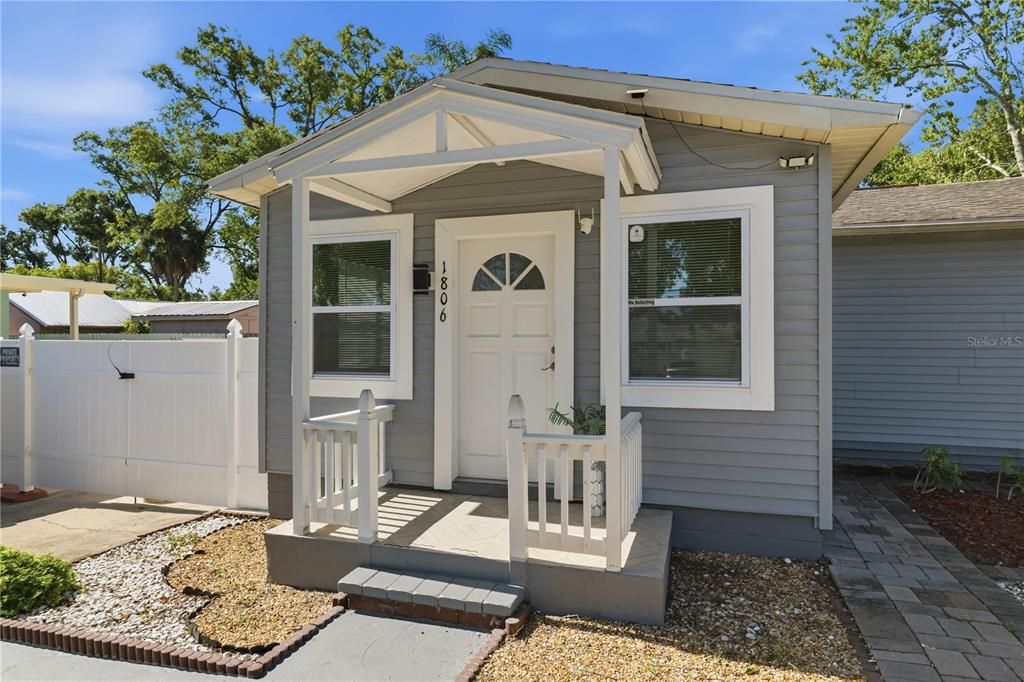 For Sale: $329,000 (3 beds, 1 baths, 852 Square Feet)