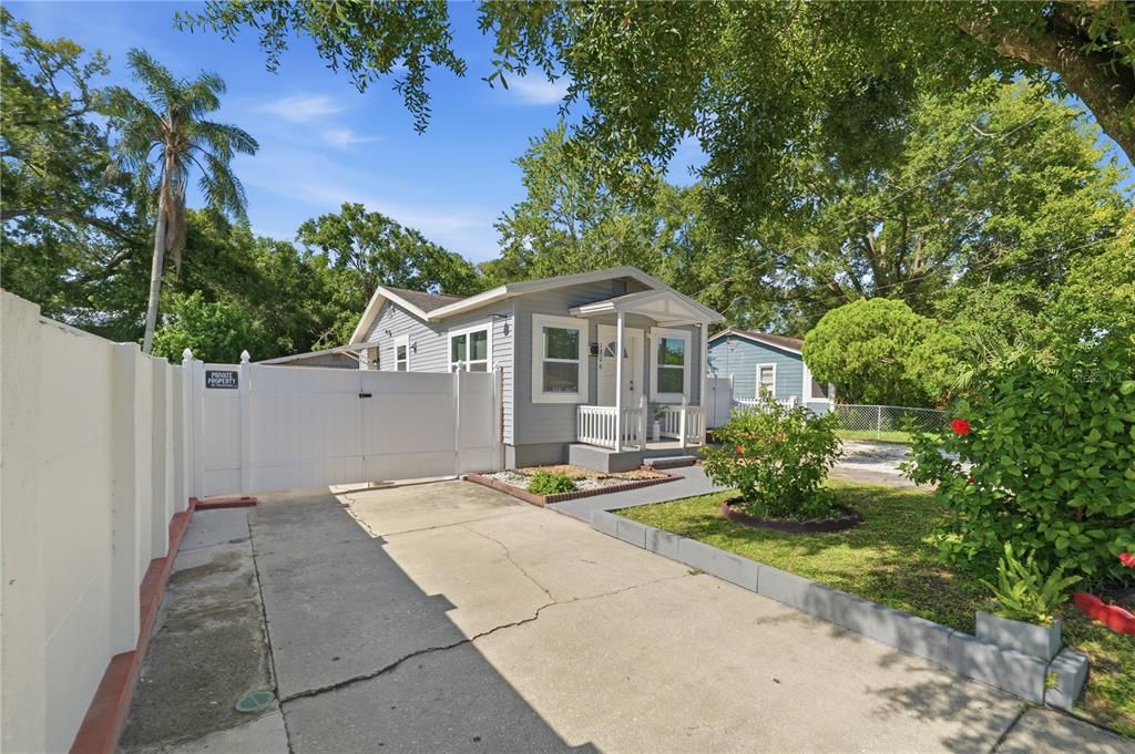 For Sale: $329,000 (3 beds, 1 baths, 852 Square Feet)