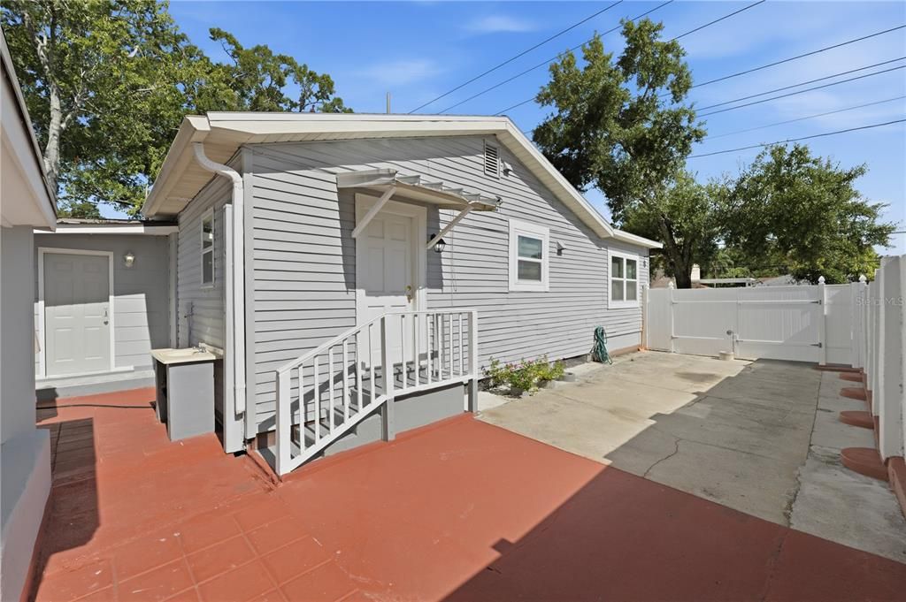 For Sale: $329,000 (3 beds, 1 baths, 852 Square Feet)