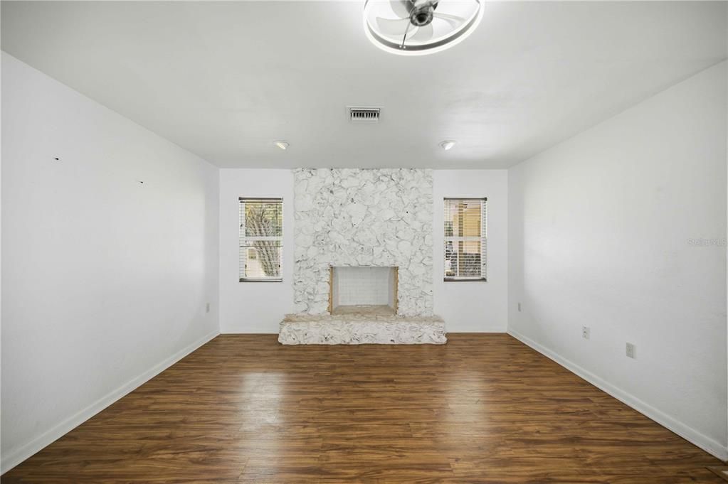 For Sale: $355,000 (3 beds, 2 baths, 1552 Square Feet)
