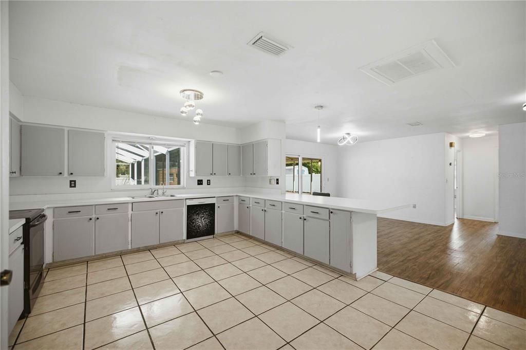 For Sale: $355,000 (3 beds, 2 baths, 1552 Square Feet)