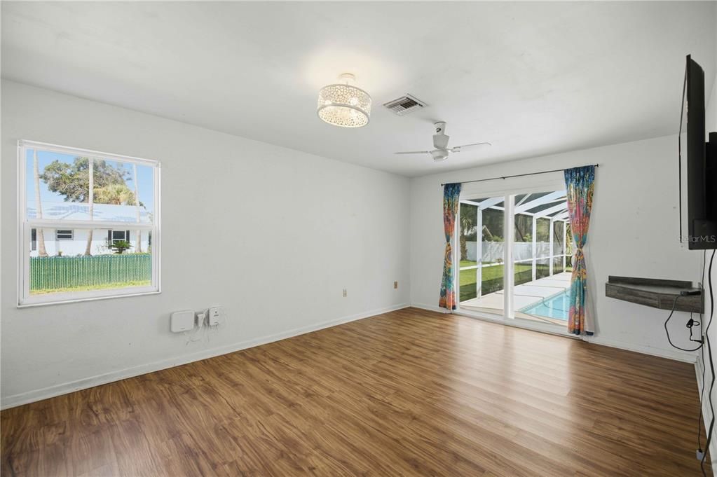 For Sale: $355,000 (3 beds, 2 baths, 1552 Square Feet)