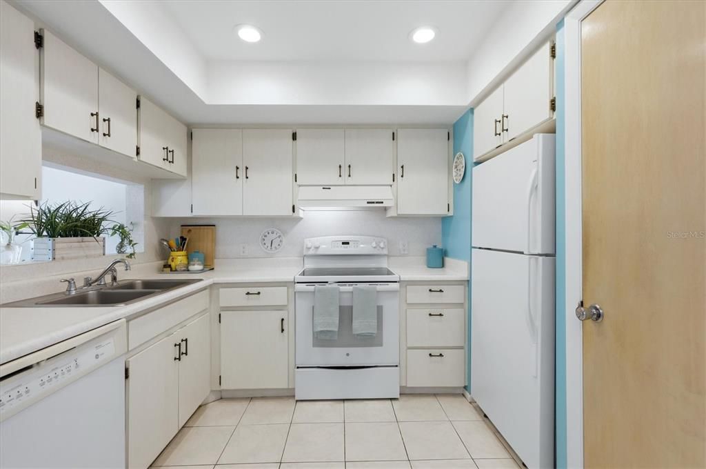 For Sale: $279,000 (2 beds, 1 baths, 1105 Square Feet)