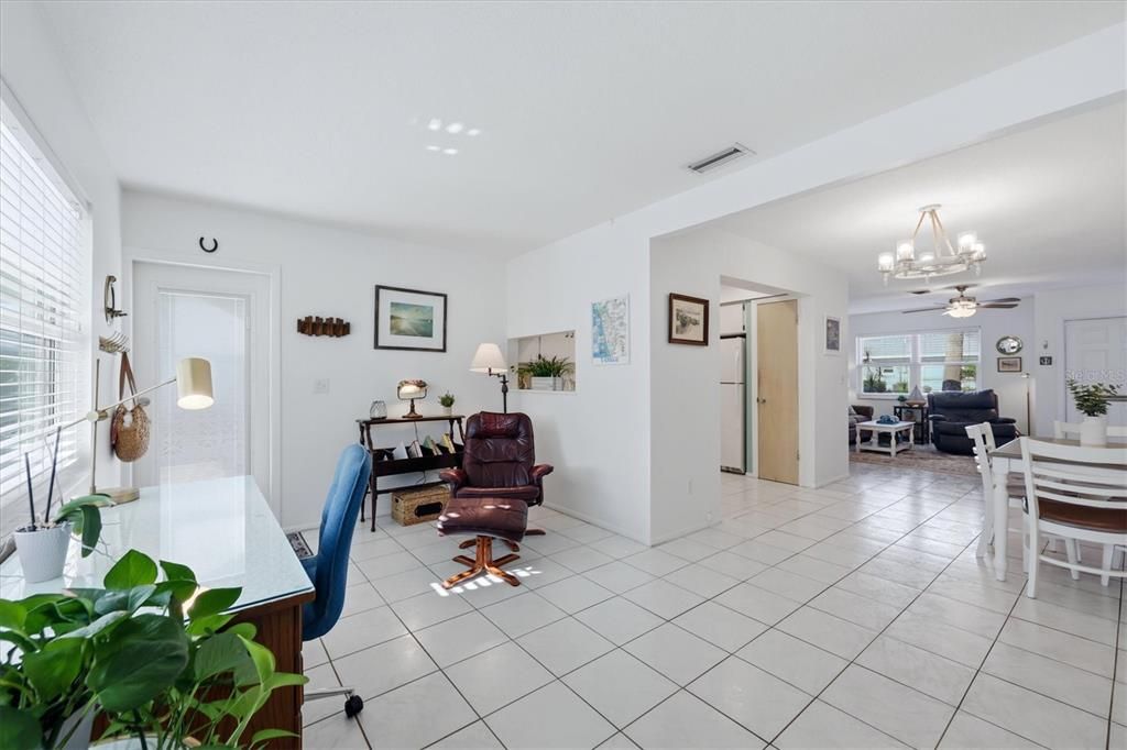 For Sale: $279,000 (2 beds, 1 baths, 1105 Square Feet)