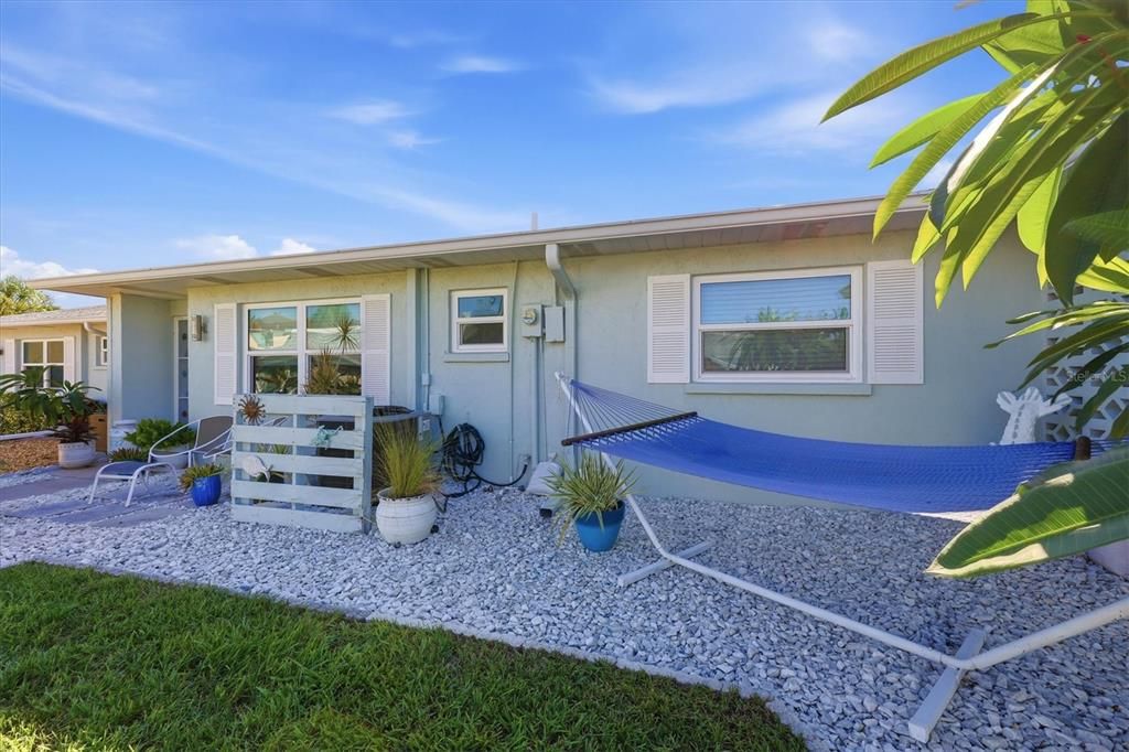 For Sale: $279,000 (2 beds, 1 baths, 1105 Square Feet)