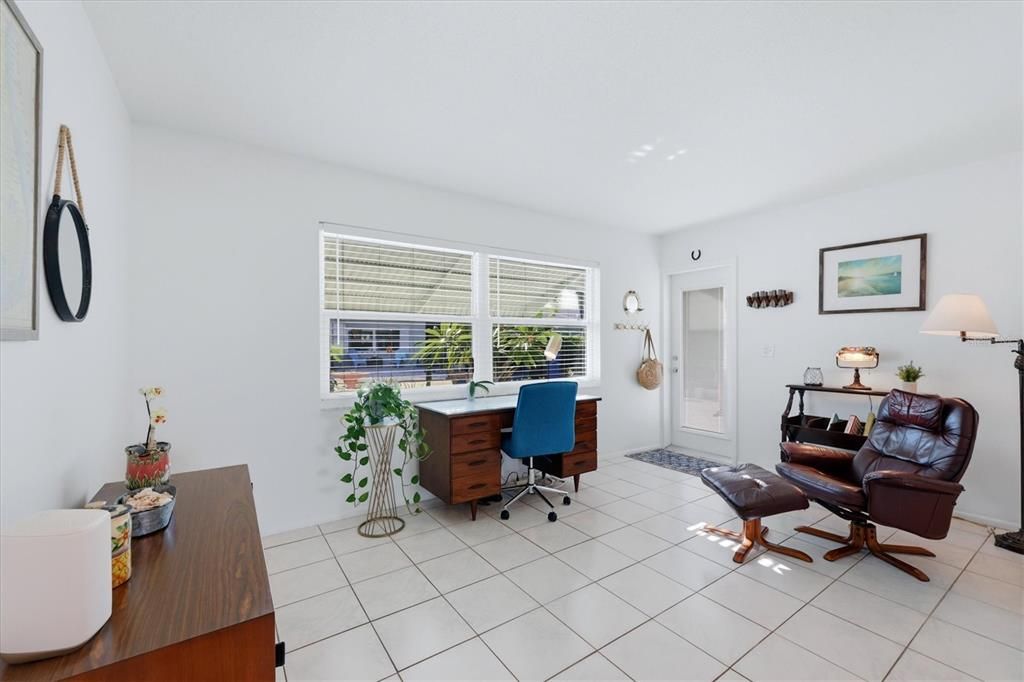 For Sale: $279,000 (2 beds, 1 baths, 1105 Square Feet)