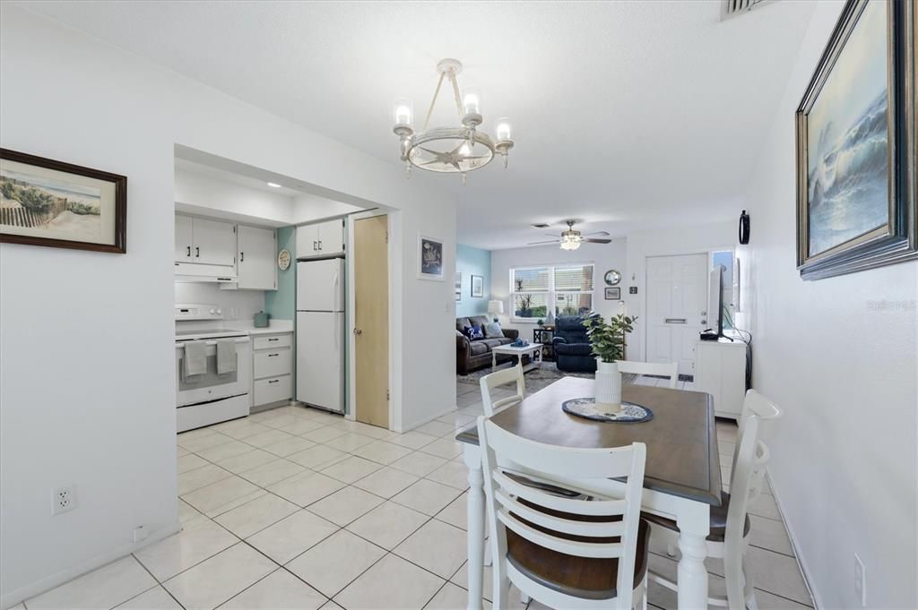 For Sale: $279,000 (2 beds, 1 baths, 1105 Square Feet)