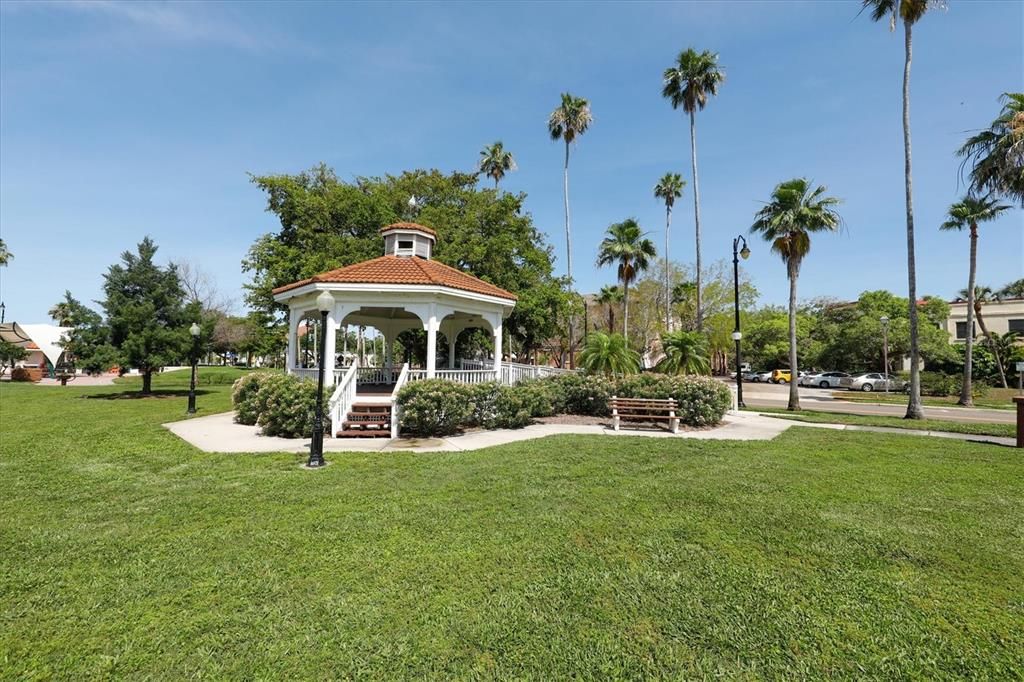 For Sale: $279,000 (2 beds, 1 baths, 1105 Square Feet)