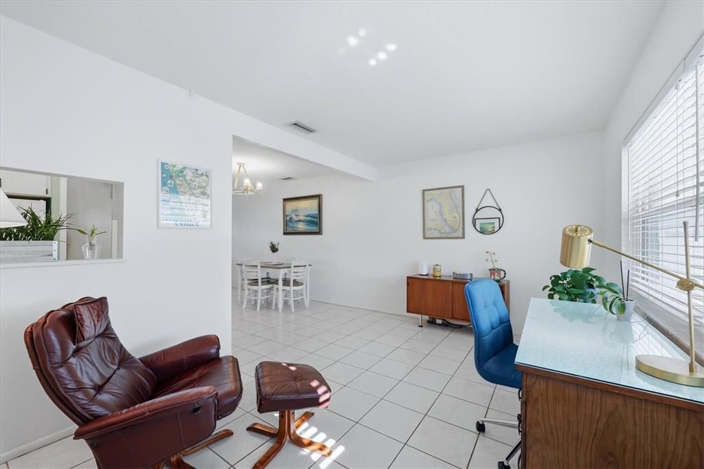 For Sale: $279,000 (2 beds, 1 baths, 1105 Square Feet)