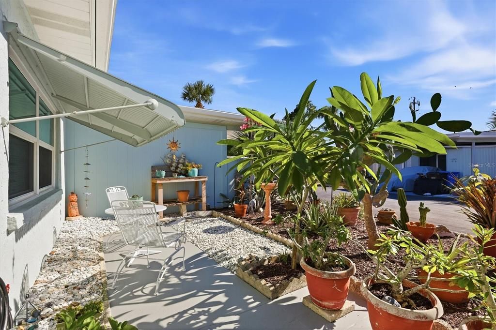 For Sale: $279,000 (2 beds, 1 baths, 1105 Square Feet)