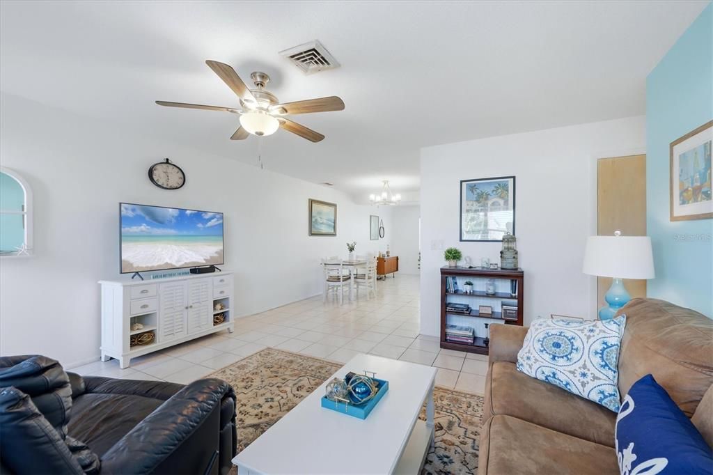 For Sale: $279,000 (2 beds, 1 baths, 1105 Square Feet)
